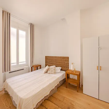 1 Bedroom With Sea View - 75m